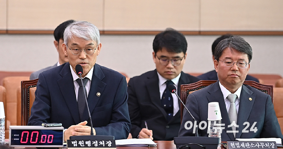 천대엽 법원행정처장이 14일 오전 서울 여의도 국회에서 열린 법제사법위원회 전체회의에서 의원질의에 답변하고 있다. [사진=곽영래 기자]