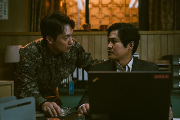 배우 김성균이 넷플릭스 시리즈 'D.P.' 시즌2(디피2) 인터뷰에 앞서 포즈를 취하고 있다. [사진=넷플릭스]