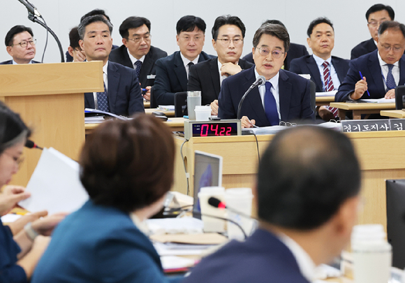  김동연 경기도지사가 21일 경기도 수원시 영통구 경기도청에서 열린 국회 행정안전위원회의 경기도에 대한 국정감사에서 위원 질의에 답변하고 있다. [사진=연합뉴스]