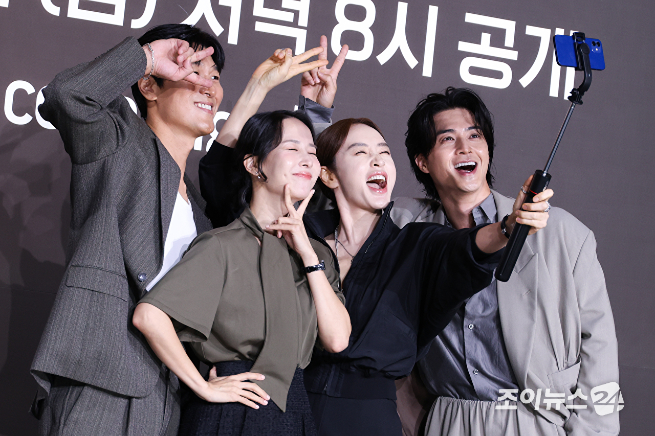 [포토] 김재철-조여정-김혜수-김지훈 '지금 불륜이 문제가 아니라 셀카가 너무 재밌어'