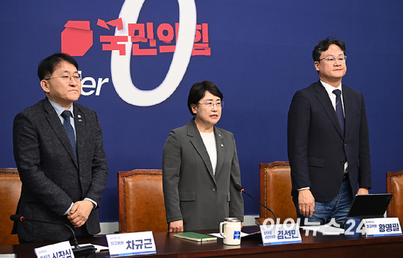 김선민 조국혁신당 당대표 권한대행이 5일 오전 서울 여의도 국회에서 열린 현안관련 기자간담회에서 고개 숙여 사과를 하고 있다. [사진=곽영래 기자]