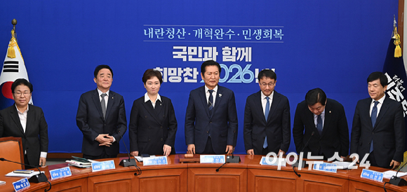 더불어민주당 정청래 대표와 한병도 신임 원내대표 등 지도부가 12일 서울 여의도 국회에서 열린 최고위원회의에서 인사를 하고 있다. [사진=곽영래 기자]