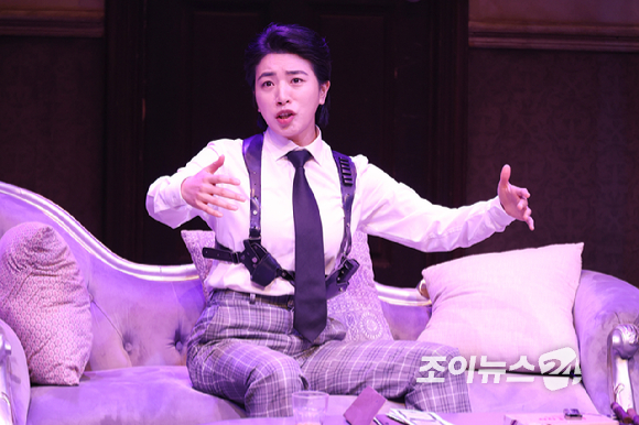 배우 정인지가 19일 오후 서울 종로구 동숭동 대학로티오엠에서 진행된 연극 '오펀스' 프레스콜에 참석해 열연을 펼치고 있다. [사진=문수지 기자]