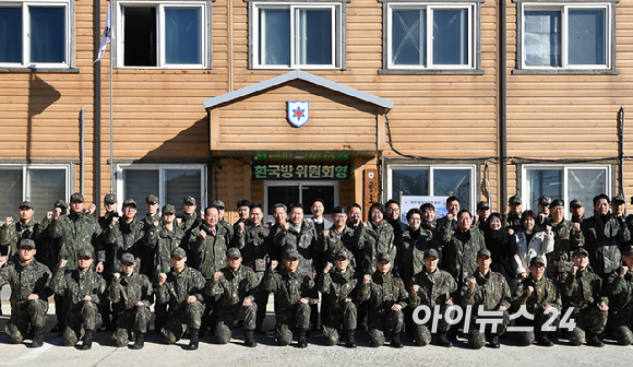 22일 강원도 인제군 12사단 향로봉경계작전중대를 방문한 국회 성일종 국방위원장 등 국방위 의원들이 기념촬영을 하고 있다. [사진=곽영래 기자]