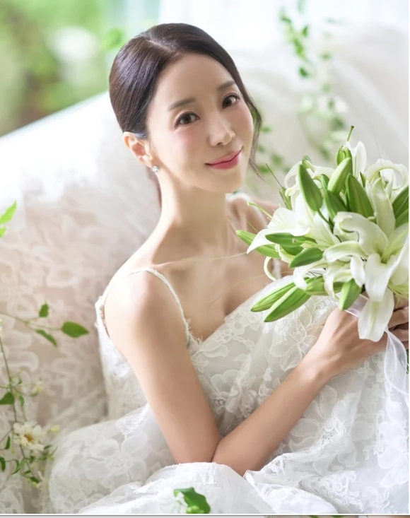 윤정수와 결혼을 앞둔 원진서가 웨딩화보 촬영에서 포즈를 취하고 있다. [사진=원진서 인스타그램]