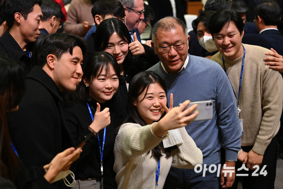 정의선 현대자동차그룹 회장이 3일 오전 경기도 화성시 현대기아자동차남양기술연구소에서 열린 2023 현대차그룹 신년회에서 임직원들과 셀카 촬영을 하고 있다. [사진=김성진 기자]