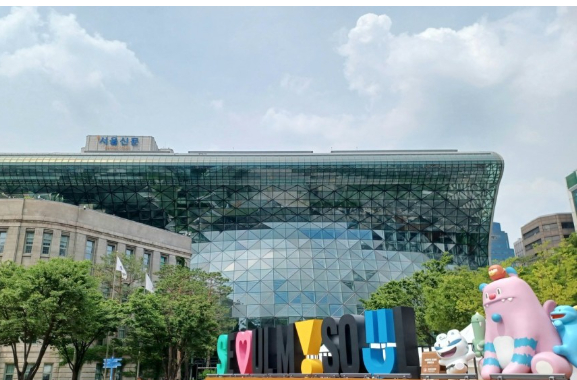 오는 10월부터 서울시에서 전기·통신·도시가스 등을 지하에 매설하는 도로 굴착 공사 시 동영상 기록물을 제출해야만 준공 처리를 받을 수 있게 된다. 사진은 서울시청 전경. [사진=연합뉴스]