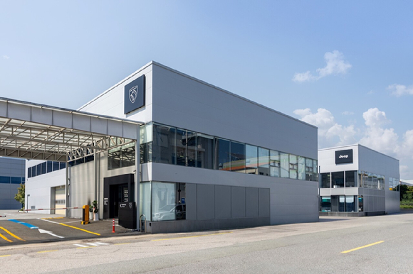 (왼쪽부터) 빅토리 이재섭 회장, 김봉섭 부사장, 김하근 대표, 진영푸드 최강호 회장, 스텔란티스코리아 방실 대표, 세일즈 및 네트워크 총괄 안백인 상무, 애프터세일즈 총괄 강승원 상무, 마케팅 및 프로덕트 총괄 진시현 상무, 빅토리 김한주 본부장, 송영민 본부장이 1일 부산시 학장동 스텔란티스 브랜드 하우스'에서 열린 개장식에서 리본커팅을 하고 있다. [사진=스텔란티스코리아]