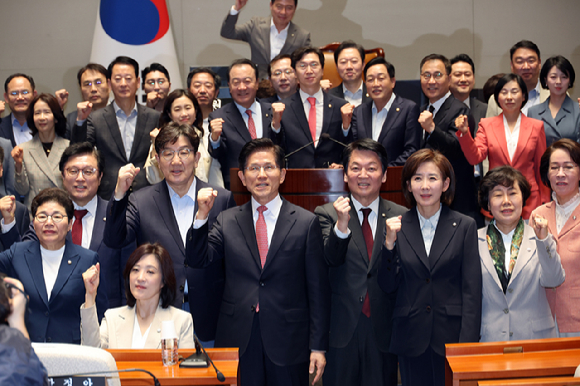국민의힘 김문수 대선 후보가 11일 서울 여의도 국회에서 열린 의원총회에서 의원들과 기념 촬영하고 있다. [사진=연합뉴스]