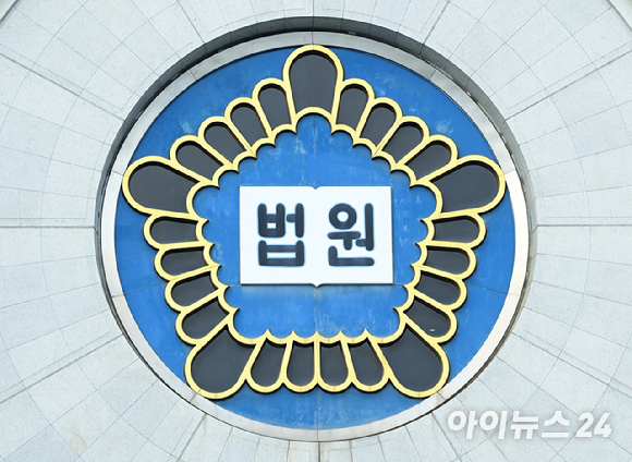 '인생네컷' 사진을 찍으며 직장동료의 신체 부위를 수차례 추행한 20대 공무원이 1심 법원으로부터 징역형 집행유예를 선고받았다. 기사 내용과 무관한 사진. [사진=펙셀스@cottonbro studio]