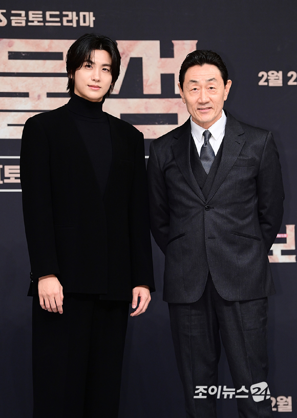 배우 박형식과 허준호가 21일 오후 서울 양천구 목동 SBS에서 열린 SBS 새 금토드라마 '보물섬' 제작발표회에 참석 하고 있다. [사진=정소희 기자]