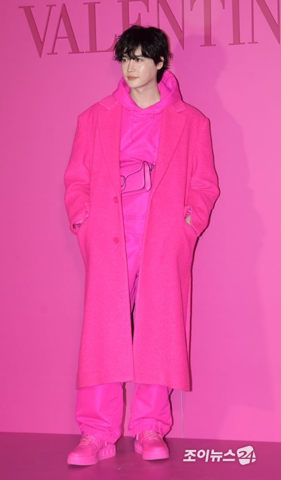 배우 이종석이 21일 오후 서울 웨이브 아트센터에서 열린 발렌티노 PINK PP 컬렉션 런칭 기념 포토월 행사에 참석하고 있다. [사진=정소희 기자]