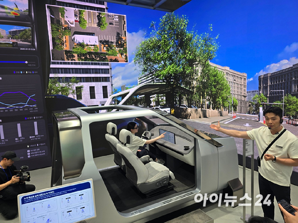 현대차·기아 'UX 스튜디오 서울'의 어드밴스드 리서치 랩 내 시뮬레이션 룸에서 주행 테스트를 하는 모습. [영상=김종성 기자]