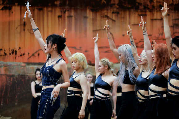 비비 첫번째 정규 앨범 콘셉트 포토 [사진=필굿뮤직]