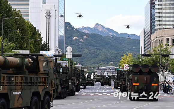 건군 76주년 국군의 날 기념행사가 1일 오후 서울 중구 광화문 거리 일대에서 진행되는 가운데 첨단 무기들이 시가행진을 벌이고 있다. [사진=곽영래 기자]