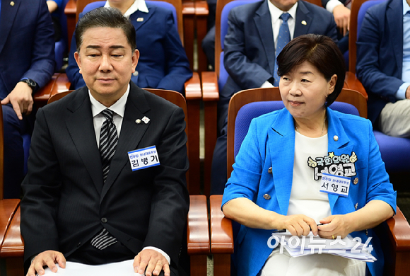 더불어민주당 원내대표 경선에 출마한 김병기 의원과 서영교 의원이 13일 서울 여의도 국회에서 열린 원내대표 선출 의원총회에 참석하고 있다. [사진=곽영래 기자]