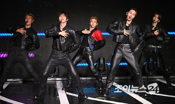 그룹 82메이저(82MAJOR)가 30일 오후 서울 강남구 일지아트홀에서 열린 미니 4집 '트로피' 컴백 쇼케이스에서 무대를 선보이고 있다. [사진=곽영래 기자]