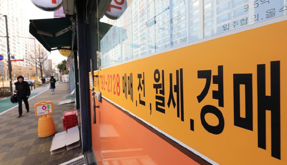 경매 안내가 붙은 서울 시내 한 부동산 중개업소 모습. [사진=연합뉴스]