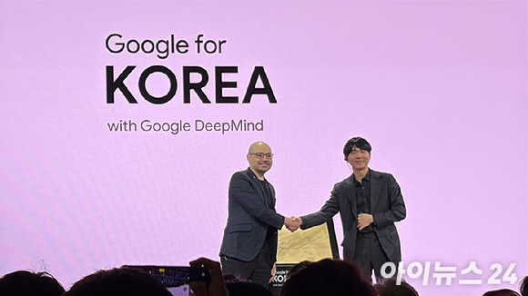 29일 서울 중구 웨스틴조선호텔에서 열린 '구글 포 코리아 2026' 행사에서 데미스 하사비스 구글 딥마인드 최고경영자(CEO, 왼쪽)와 이세돌 사범 겸 울산과학기술원(UNIST) 특임교수가 악수하고 있다. [사진=정유림 기자]