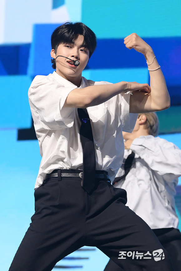 그룹 제로베이스원 박건욱이 10일 오후 서울 광진구 광장동 예스24라이브홀에서 열린 제로베이스원(ZEROBASEONE) 데뷔 쇼케이스에서 멋진 무대를 선보이고 있다. [사진=정소희 기자]