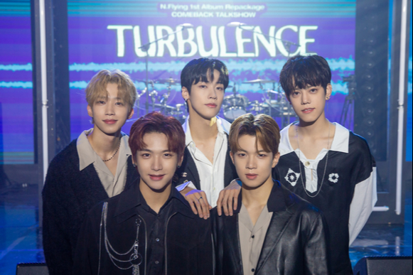 그룹 엔플라잉(N.Flying)이 6일 온라인으로 진행된 정규 1집 리패키지 앨범 'TURBULENCE' 발매 기념 컴백 토크쇼에 참석해 포즈를 취하고 있다. [사진=FNC엔터테인먼트]
