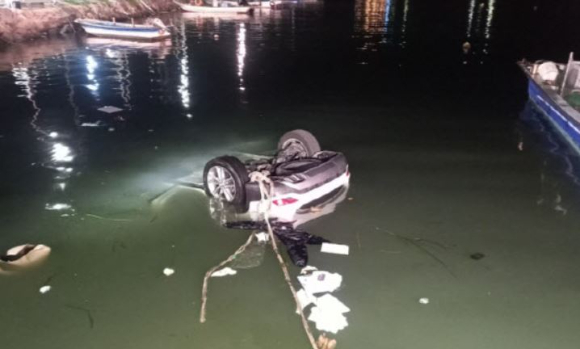 부산에서 일가족이 타고 있던 스포츠유틸리티차량(SUV)이 바다에 빠져 1명이 사망하고 1명이 크게 다쳤다. 사진은 사고 현장. [사진=부산소방재난본부 ]