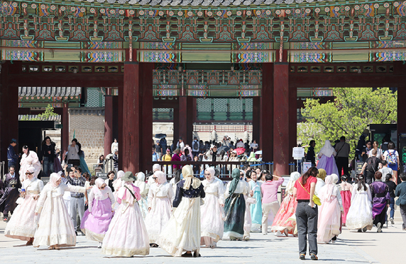 외국인 관광객 10명 중 9명은 K-컬처를 경험하기 위해 한국 여행을 선택한 것으로 나타났다는 조사 보고서가 나왔다. [사진=연합뉴스]
