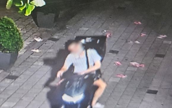 강남 일대 불법 전단지 배포 장면 [사진=서울경찰청 제공]