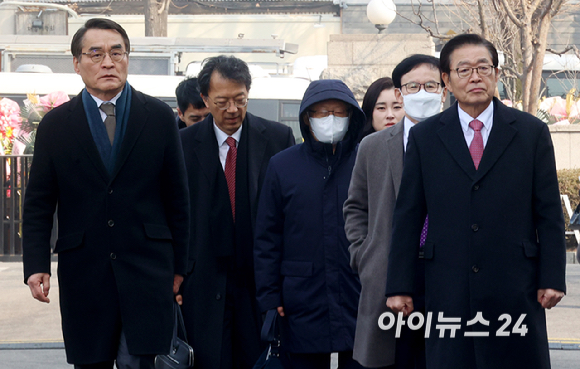 윤석열 대통령의 법률대리인단인 배보윤(사진 왼쪽부터), 차기환, 조대현, 김계리, 배진한, 정상명 변호사가 21일 오후 서울 종로구 헌법재판소 심판정에서 열린 윤석열 대통령 탄핵 심판 3차 변론기일에 참석하고 있다. [사진=사진공동취재단]