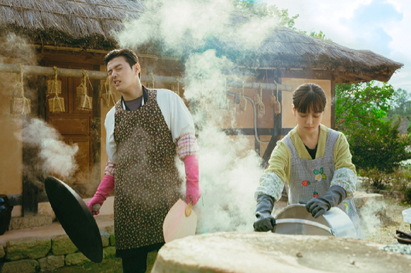 '당신의 맛' 강하늘과 고민시. [사진=KT스튜디오지니]