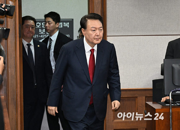 윤석열 전 대통령이 21일 서울 서초동 서울중앙지법에서 열린 내란 우두머리 혐의 형사재판 2번째 공판에 출석하고 있다. [사진=사진공동취재단]