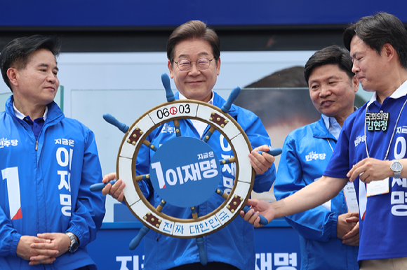 더불어민주당 이재명 대선 후보가 선거를 사흘 앞둔 마지막 주말인 31일 경기 평택시 배다리생태공원에서 열린 평택·오산·안성시 유세에서 조타기를 받아 들어보이고 있다. 2025.5.31 [사진=연합뉴스]