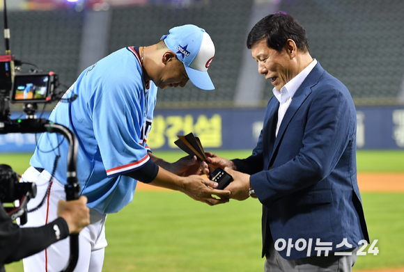 15일 오후 서울 잠실야구장에서 '2022 신한은행 SOL KBO 올스타전' 홈런레이스가 열렸다. 홈런레이스 우승을 차지한 롯데 이대호가 허구연 KBO 총재로부터 우승 트로피를 받고 있다. [사진=김성진 기자]