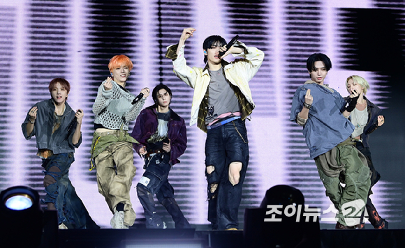 그룹 보이넥스트도어가 20일 오후 서울 강서구 KBS아레나에서 열린 보이넥스트도어(BOYNEXTDOOR) 새 앨범 '디 액션'(The Action) 쇼케이스에 참석해 타이틀곡 '헐리우드 액션' 무대를 선보이고 있다. [사진=정소희 기자]