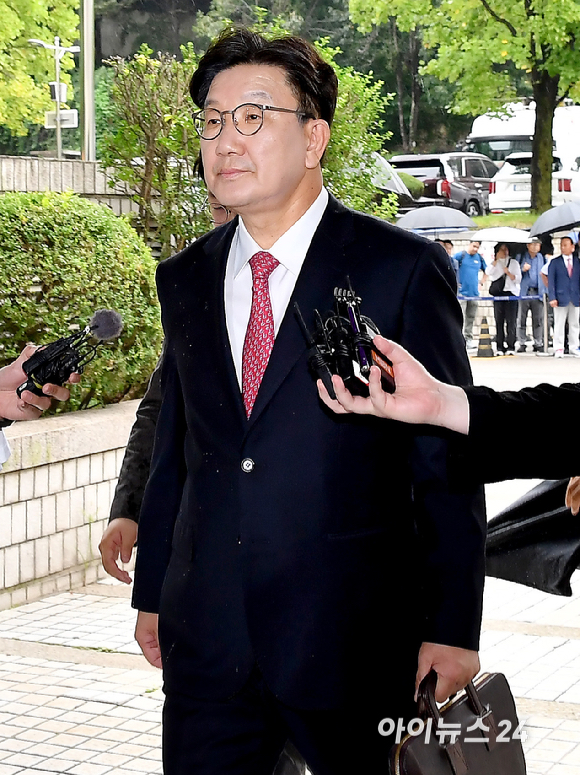 권성동 국민의힘 의원이 16일 서울 서초구 서울중앙지법으로 구속 전 피의자 심문(영장실질심사)을 받기 위해 이동하며 발언하고 있다. [사진=곽영래 기자]
