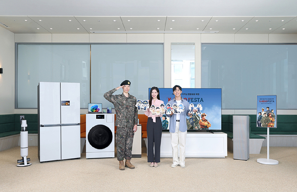 삼성전자 모델이 군인∙경찰∙소방∙교정 공무원 등을 대상으로 풍성한 혜택을 제공하는 'K-히어로 페스타'를 소개하고 있다. [사진=삼성전자]