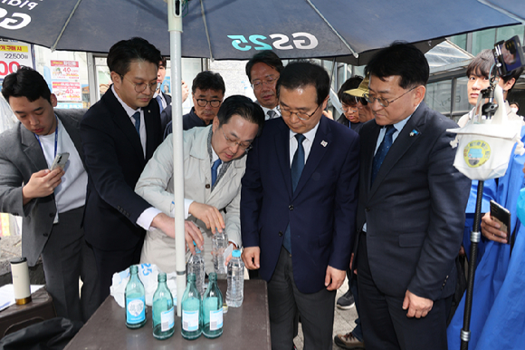 국회 윤석열 정권 정치검찰 조작기소 의혹 사건 진상규명 국정조사특별위원회 박성준 더불어민주당 간사를 비롯한 의원들이 9일 '연어 술 파티', '진술 회유 의혹' 검증을 위해 경기 수원지검을 현장 방문, 인근 편의점에서 '당시 쌍방울 직원이 소주를 사서 생수병에 넣었다'는 주장과 함께 현장 재연을 하고 있다. 2026.4.9 [국회사진기자단] [사진=연합뉴스]