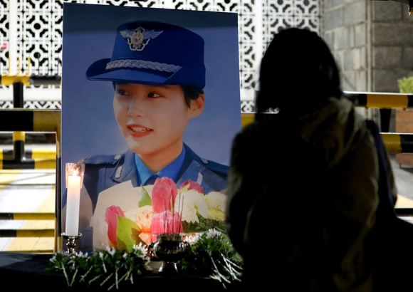 지난해 10월 20일 오후, 당시 서울 용산구 국방부 앞에 마련된 고(故) 이예람 중사 추모 분향소를 찾은 시민이 묵념하고 있다. [사진=뉴시스]