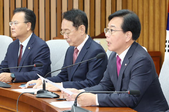 국민의힘 송언석 원내대표가 21일 서울 여의도 국회에서 열린 국정감사 대책회의에서 발언하고 있다. [사진=연합뉴스]