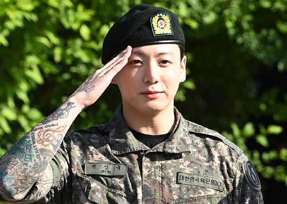 그룹 방탄소년단(BTS)의 멤버 정국이 13일 경기 고양시 서구 고양종합운동장 주경기장에서 '도쿄를 다시 위대하게(MAKE TOKYO GREAT AGAIN)'라는 문구가 적힌 모자를 착용한 채 리허설을 하고 있다. [사진=온라인 커뮤니티]