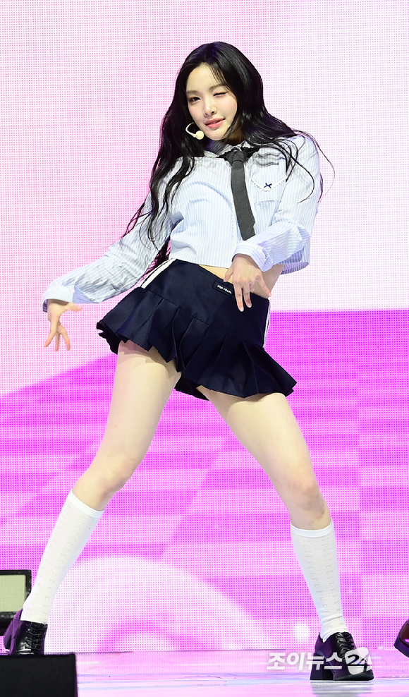 그룹 하츠투하츠 유하가 24일 오후 서울 광진구 예스24라이브홀에서 열린 하츠투하츠(Hearts2Hearts) 첫 번째 싱글앨범 '더 체이스' 발매 기념 쇼케이스에서 데뷔곡 '더 체이스' 무대를 선보이고 있다. [사진=정소희 기자]