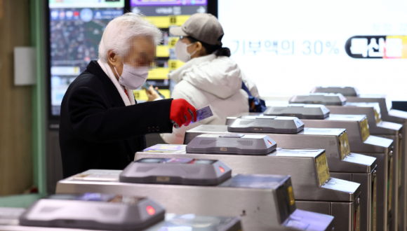 서울의 한 지하철역에서 하차한 시민들이 교통카드를 이용해 개찰구를 빠져나가고 있다. [사진=연합뉴스]