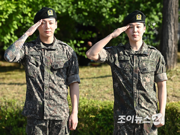그룹 방탄소년단(BTS) 지민, 정국이 육군 현역으로 군 복무를 마치고 만기 전역했다.11일 오전 경기 연천군 연천공설운동장에서 진행된 전역 행사에서 방탄소년단 지민, 정국이 포즈를 취하고 있다. [사진=곽영래 기자]
