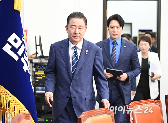 김병기 당대표 직무대행 겸 원내대표가 18일 오전 서울 여의도 국회에서 열린 최고위원회의에 참석하고 있다. [사진=곽영래 기자]