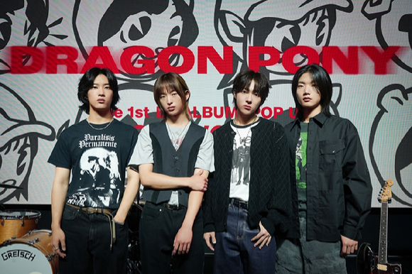 보이밴드 드래곤포니(Dragon Pony, 편성현-안태규-고강훈-권세혁)가 26일 오후 서울시 서대문구 예스24 원더로크홀에서 열린 첫 번째 EP 'POP UP' 발매 기념 쇼케이스에서 포토타임을 가지고 있다. [사진=안테나 ]