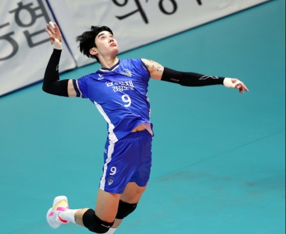 지난 4일 세상을 떠난 삼성화재 김인혁이 지난해 8월 열린 2021 프로배구 컵대회 조별리그 경기 도중 서브를 넣고 있다. [사진=발리볼코리아닷컴]