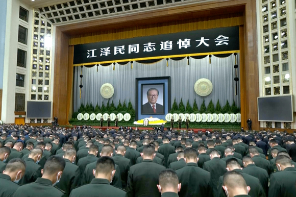 중국 관영 TV(CCTV)가 제공한 사진에 6일 중국 베이징의 인민대회당에서 고(故) 장쩌민 전 국가주석 추도대회가 열려 참석자들이 묵념하고 있다. 장쩌민 전 주석은 지난달 30일 상하이에서 백혈병 등으로 투병 중 향년 96세를 일기로 별세했다.  [사진=뉴시스]