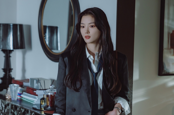 배우 김유정이 티빙 오리지널 '친애하는 X'에서 열연하고 있다. [사진=어썸이엔티]