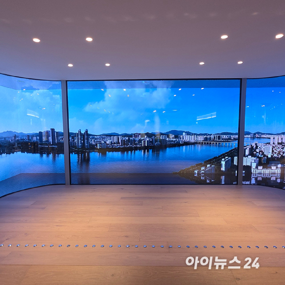 압구정5구역의 DL이앤씨 조합원 홍보관에 마련된 단지 모형도. 2026.05.18 [사진=이효정 기자 ]