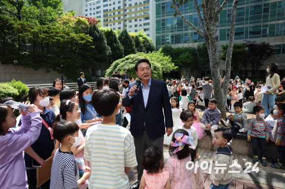 윤석열 대통령 당선인이 5일 어린이날을 맞아 당선인이 거주하는 아파트 이웃 어린이들과 함께 즐거운 시간을 보내고 있다. [사진=당선인 대변인실]